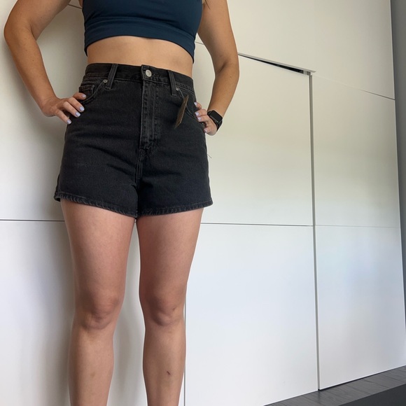 Levi’s women’s shorts - high waisted mom shorts - Picture 5 of 11